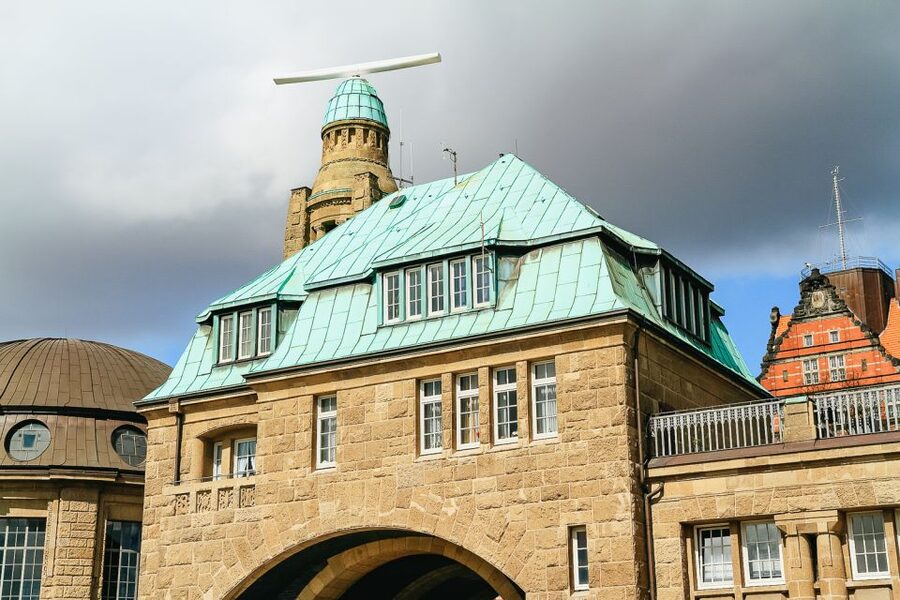 Hamburg: Harbor Cruise - From old warehouses to the open harbor