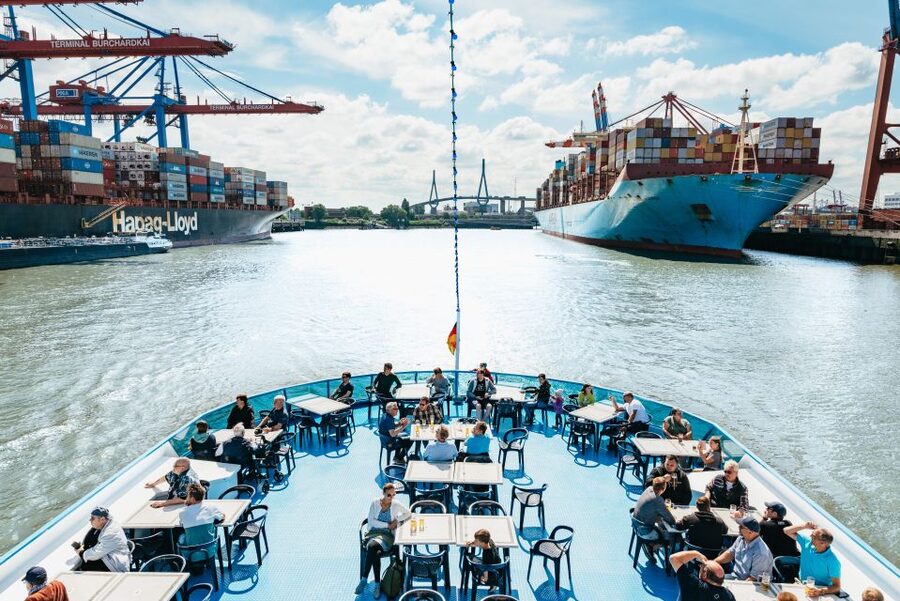 Hamburg: Hop-On Hop-Off Bus with Alster or Harbor Cruise - Hamburg in one loop, from the harbor to the Alster