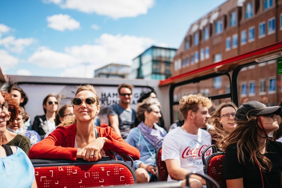 Hamburg: Hop-On Hop-Off Bus with Alster or Harbor Cruise - The city center, Town Hall, and the Kunsthalle