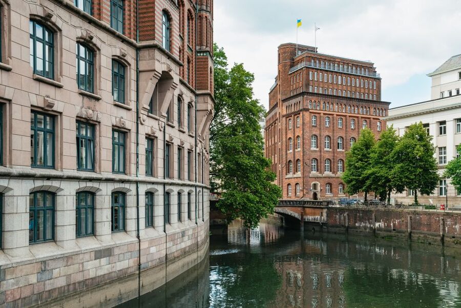 Hamburg: Hop-On Hop-Off Bus with Alster or Harbor Cruise - Alster Lake and Jungfernstieg