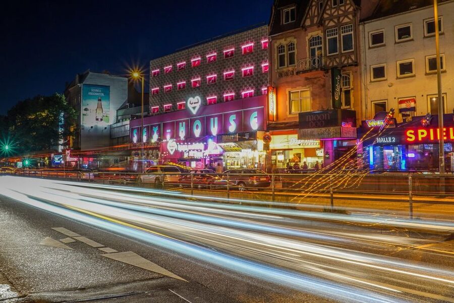 Hamburg: In the Footsteps of "Olivia" Reeperbahn Tour - Guide style, languages, and group feel