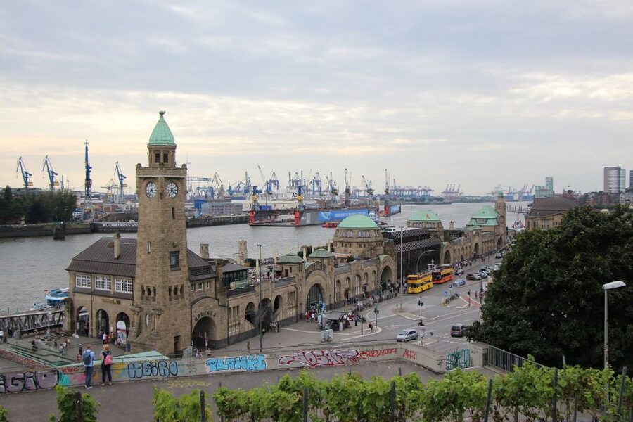Hamburg Landungsbrücken: Outdoor Escape Game - Weather, clothing, and mobility