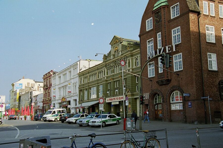 Hamburg: Line F Hop-On Hop-Off Bus and Boat Tour - Outer Alster: Hamburg’s quieter side