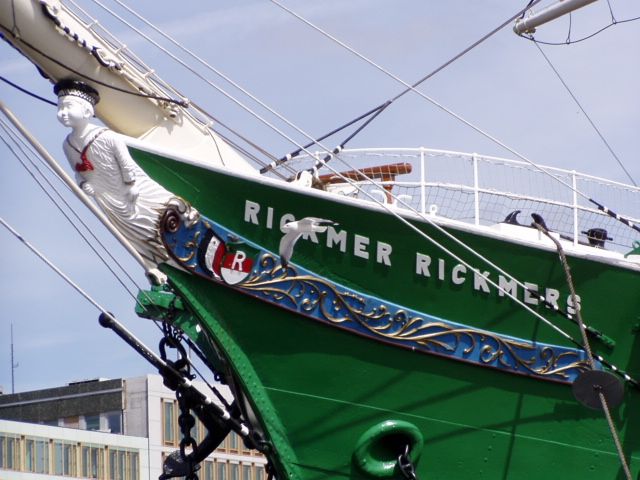 Hamburg: Line F Hop-On Hop-Off Bus and Boat Tour - What the harbor cruise adds
