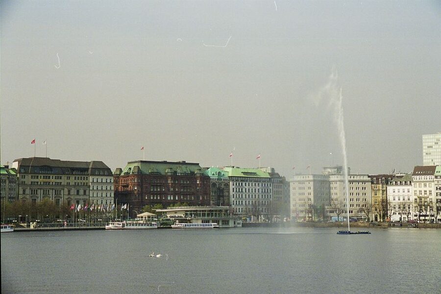 Hamburg: Line F Hop-On Hop-Off Bus and Boat Tour - Audio guide or live commentary?