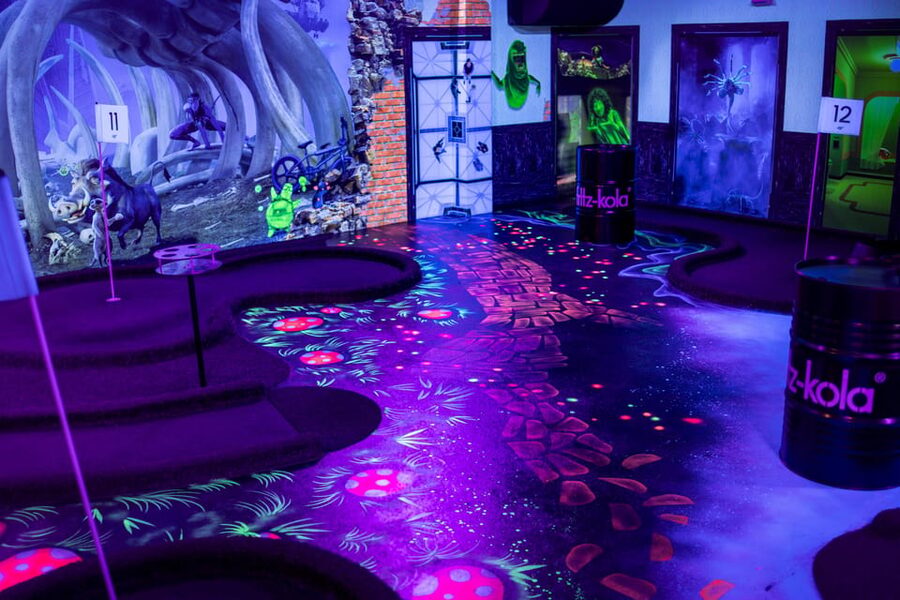 Hamburg: Moviegolf Experience - Movie puzzles replace the usual mini-golf scenery