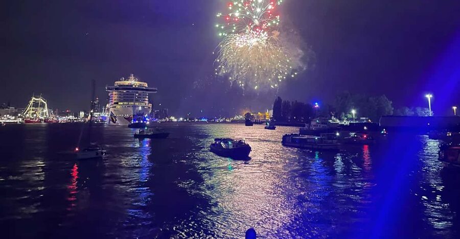 Hamburg: New Years Eve Harbour Cruise - Hamburg New Year’s Eve from the middle of the harbour