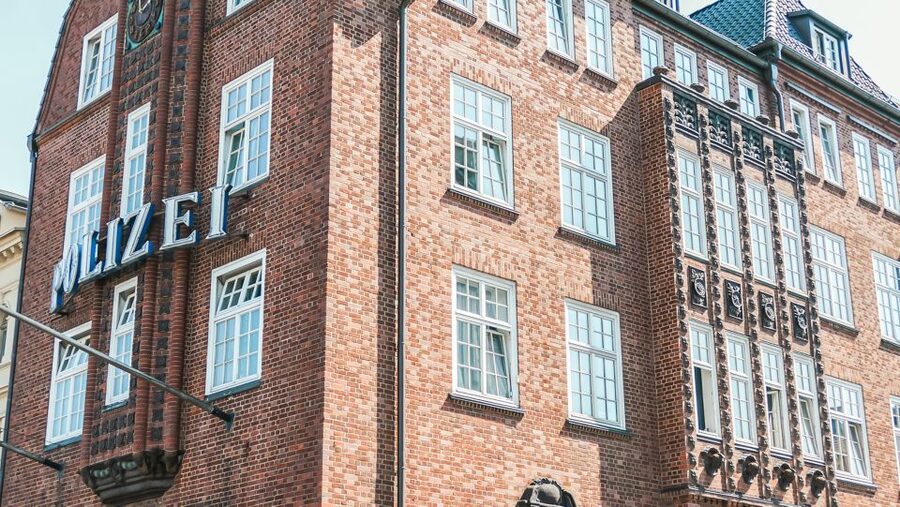 Hamburg: Night Watchman's Tour of St. Pauli in German - Herbertstraße and the district’s guarded secrets