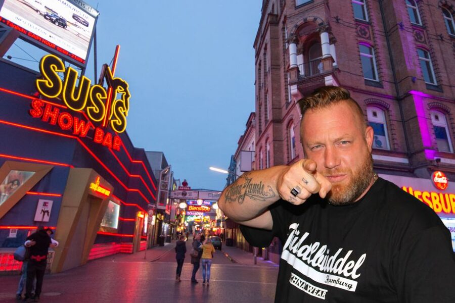 Hamburg: Olivia Jones Tour with Iconic Barker Fabian - The Davidwache and the Rules of the District