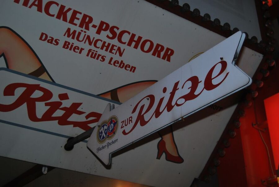 Hamburg: Private 1.5-Hour Walking Tour of St. Pauli - Beatles-Platz and Grosse Freiheit