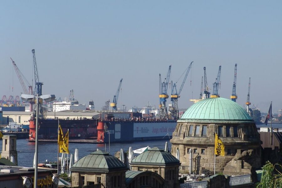 Hamburg: Private 2-Hour Guided Tour in Your Own Bus - Why this tour works as a first look at Hamburg