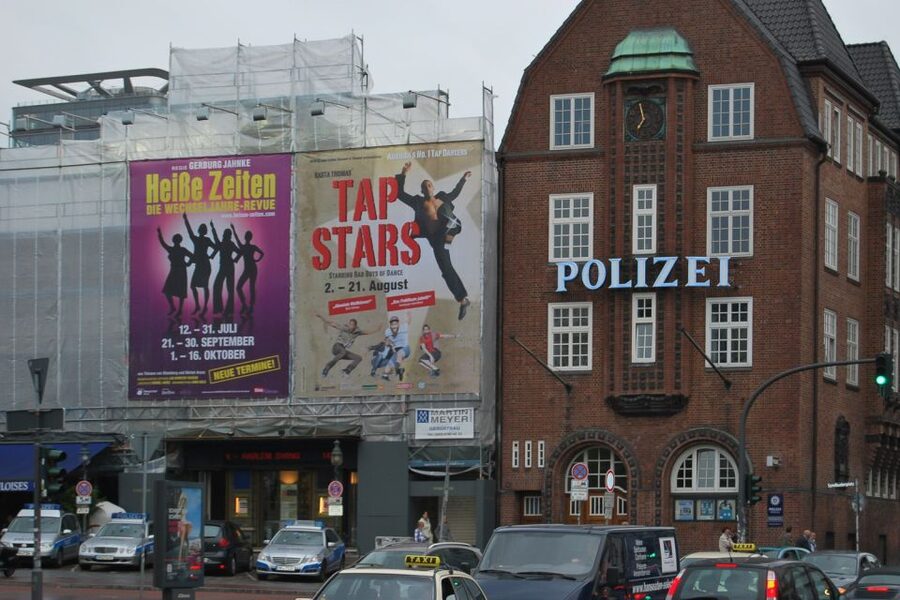 Hamburg: Private 2-Hour Guided Tour in Your Own Bus - Rathaus, Stock Exchange, and the civic center