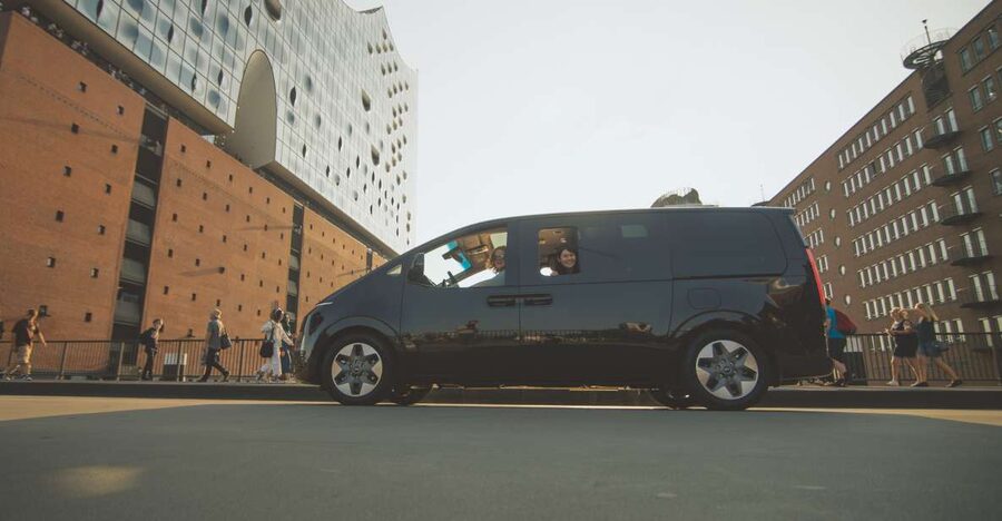 Hamburg: Private 3-Hour Guided Car Tour - Reeperbahn, the Beatles, and Hamburg after dark