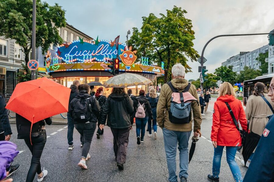 Hamburg: Reeperbahn Lust & Laster Tour for Adults Only - Beatles-Platz and five metal Beatles