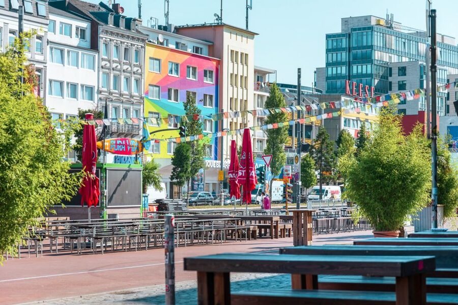 Hamburg: Reeperbahn, Port, & Fish Market Morning Tour - Reaching the Altona Fish Market