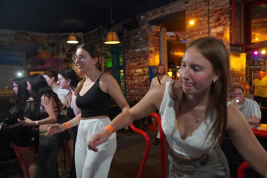 Hamburg: Reeperbahn Pub Crawl with Shots and Games - Moving from bar to bar without losing the group