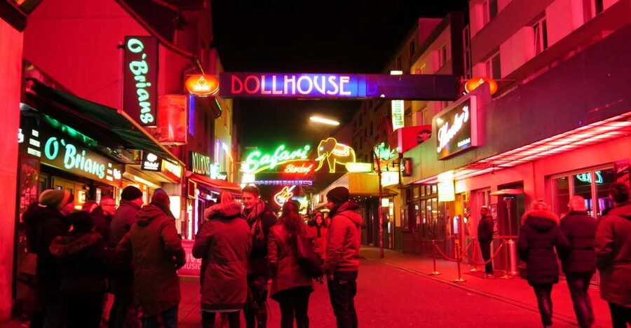 Hamburg: Reeperbahn Tour with English-Speaking Guide - Millerntorplatz and the opening walk