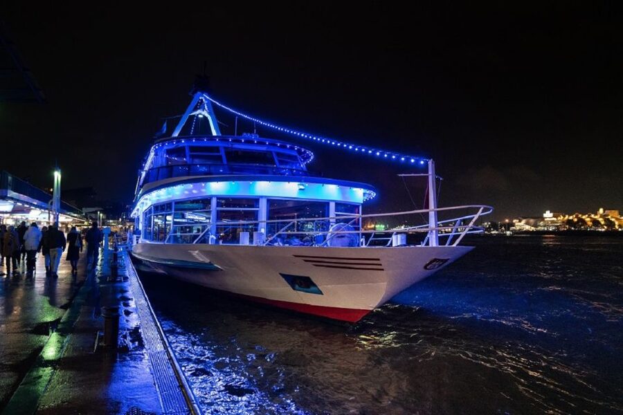 Hamburg: Saturday Night Boat Party - What the three-hour cruise feels like