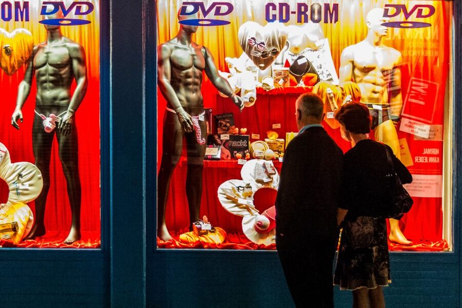 Hamburg: Sex and Crime in St. Pauli Tour for Ages 18+ - Group size, drinks, and the $295 price
