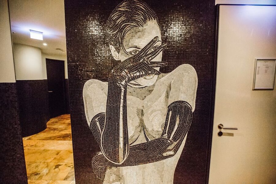 Hamburg: Sex and Crime in St. Pauli Tour for Ages 18+ - The Zur Ritze bar and its famous basement