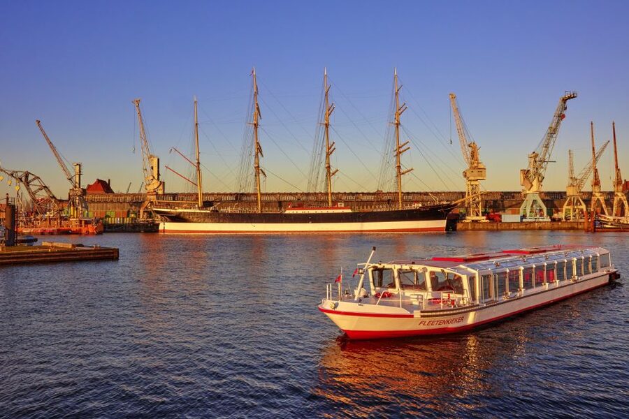 Hamburg: Sightseeing Cruise through the City's Waterways - Hamburg makes sense from the water