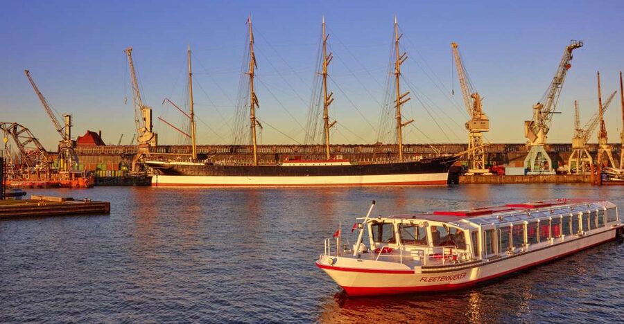 Hamburg: Sightseeing Cruise through the City's Waterways - Narrow channels and old bridges