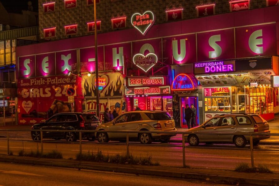 Hamburg: Sin & Sex Guided Tour of Reeperbahn - Hans-Albers-Platz and the Golden Glove