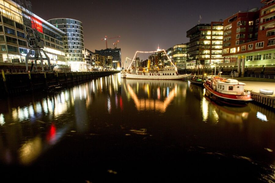 Hamburg: Speicherstadt and HafenCity 2-Hour Tour - Bei St. Annen and the Speicherstadt town hall