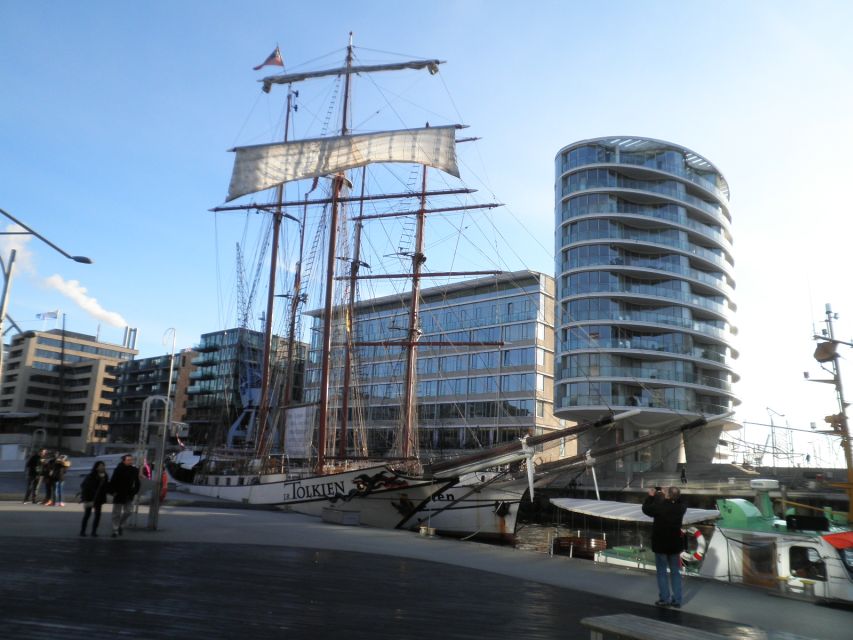 Hamburg: Speicherstadt & HafenCity 2-Hour Walking Tour - Guide style and language choices
