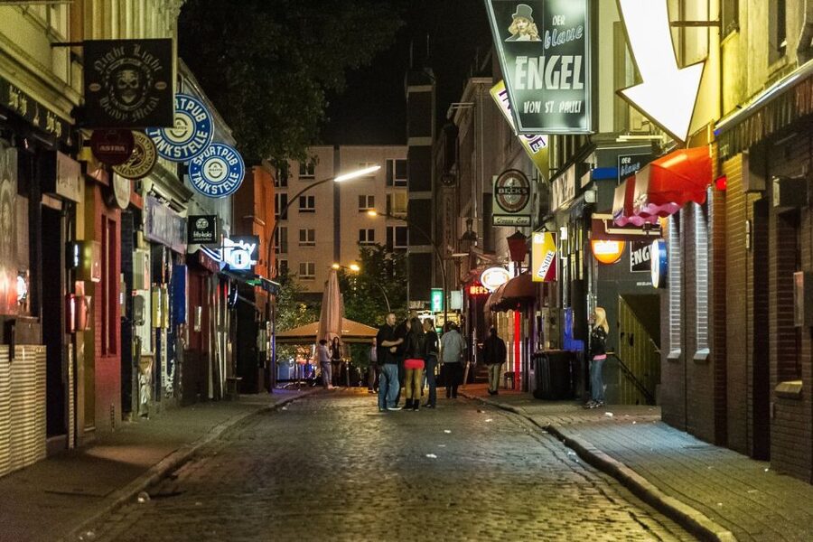 Hamburg: St. Pauli Highlights Guided Tour with Beer for 18+ - Key points at a glance