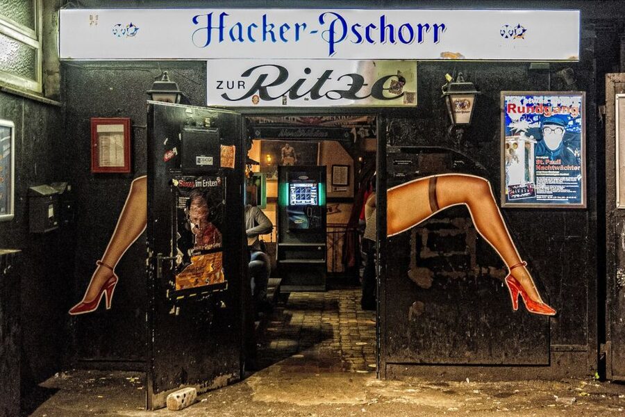 Hamburg: St. Pauli Highlights Guided Tour with Beer for 18+ - Hans-Albers-Platz and the drinking side of St. Pauli