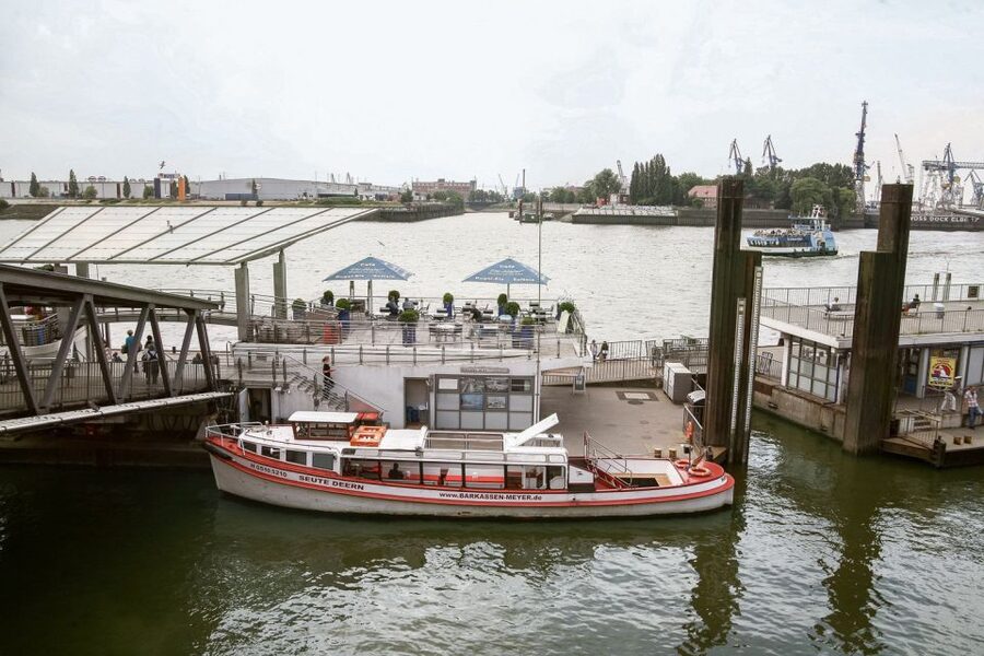 Hamburg: Traditional Harbor Tour with Commentary - Seeing Hamburg from its working harbor