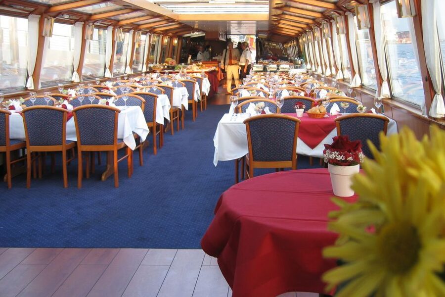 Hamburg: Traditional Harbor Tour with Commentary - Choosing between the comfort ship and the traditional launch