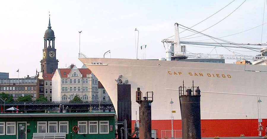 Hamburg: Traditional Harbor Tour with Commentary - Starting at Landungsbrücken near Bridge 6