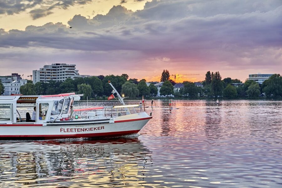 Hamburg: Twilight cruise - Why Hamburg’s blue hour works so well from the Alster