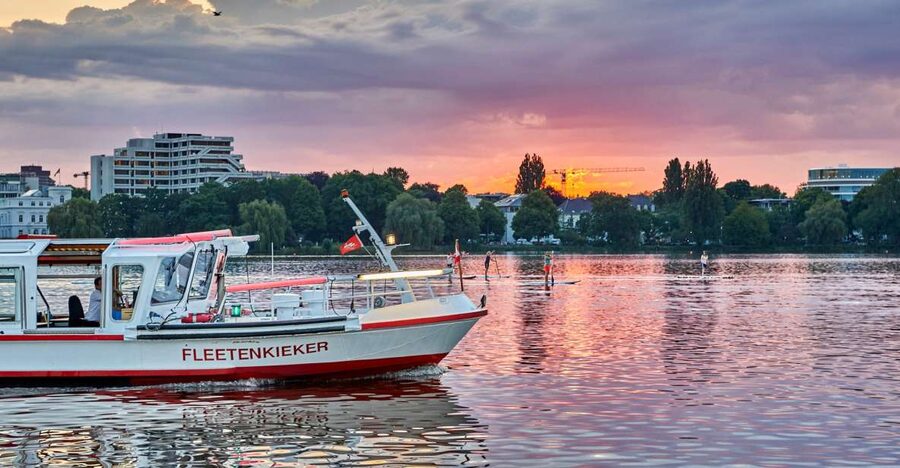 Hamburg: Twilight cruise - Boarding at Pier 3 near Jungfernstieg