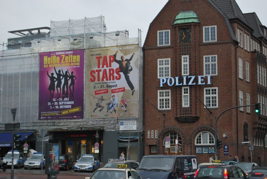 Hamburg: Walking Tour for School Groups - Why the private format matters in a school setting