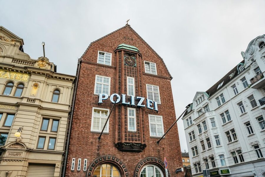 Hamburgs Highlights: Harbor Cruise & Reeperbahn Walking Tour - The Dancing Towers and Spielbudenplatz