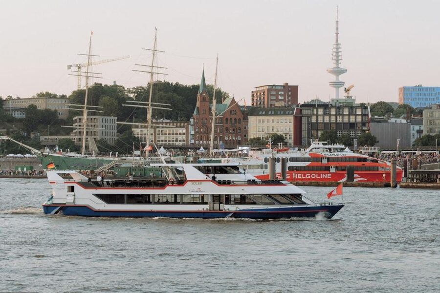Hamburgs Highlights: Harbor Cruise & Reeperbahn Walking Tour - Ending on Große Freiheit