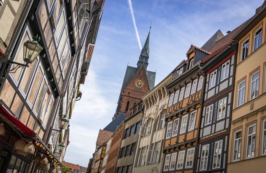Hannover: Culinary Walking Tour Old Town - The market hall and New Town Hall add useful city context