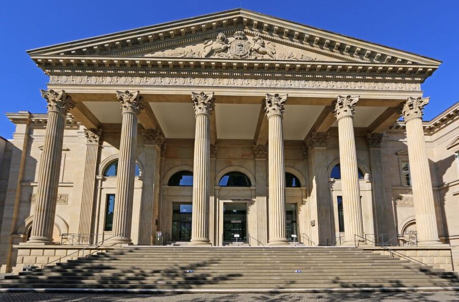 Hannover: Guided Old Town Walking Tour - How the English and German format works