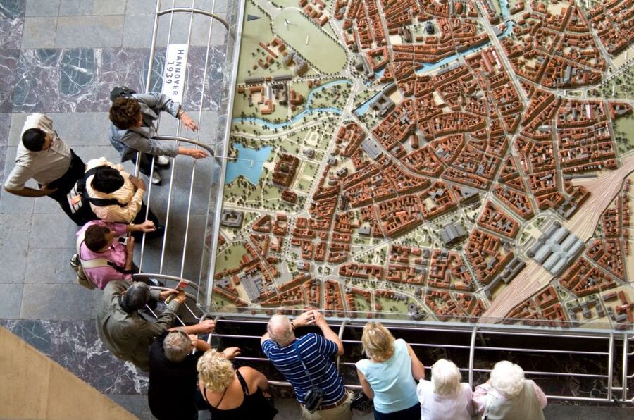 Hannover: New Town Hall exclusive Guided Walking Tour - Meeting your guide outside the New Town Hall