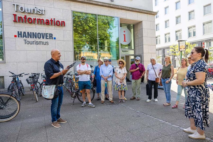 Hanover: Crime Walking Tour - Kröpcke brings the stories into modern Hanover