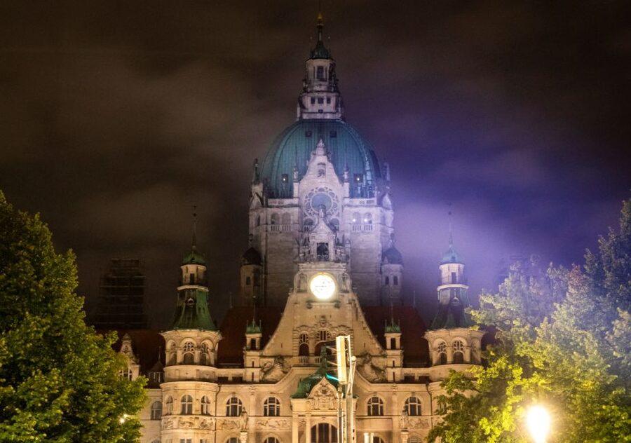 Hanover: Flashlight Guided Walking Tour at Night - Leineschloss and the state parliament after dark