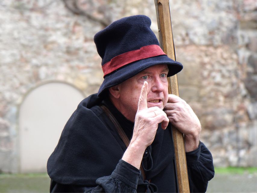 Hanover: Night tour with night watchman Melchior - Meeting Melchior in Hanover’s Old Town