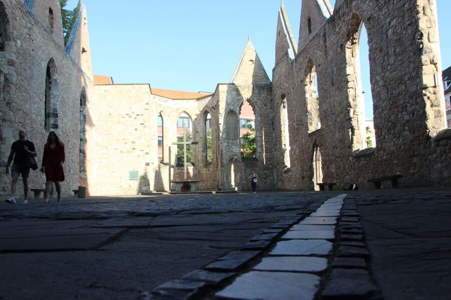 Hanover: Old Town Historical Walking Tour by Geo Epoche - Crossing into Calenberger Neustadt