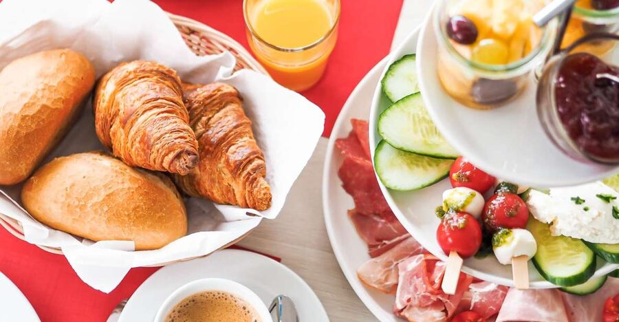 Heidelberg: Breakfast boat cruise - A Sunday breakfast with Heidelberg as the backdrop