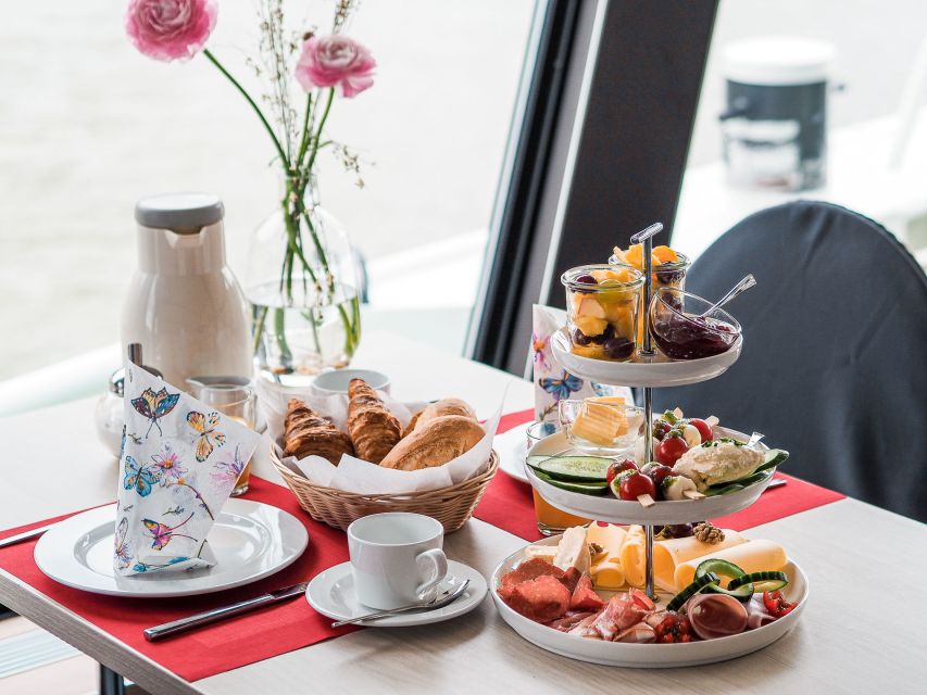 Heidelberg: Breakfast boat cruise - Coffee and breakfast before the river scenery