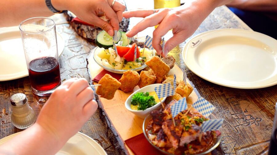 Heidelberg: Culinary city tour with delicious samples - Meeting at the Herkulesbrunnen