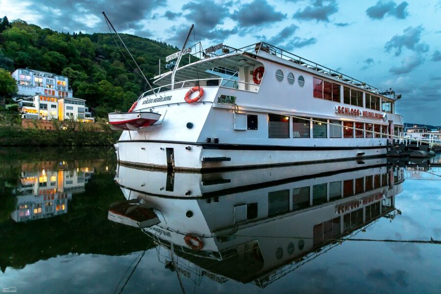 Heidelberg: Sightseeing Boat Tour with Mulled Wine - The mulled wine setup and onboard service